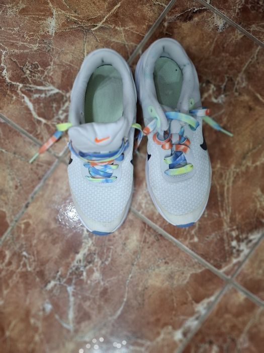 Adidasi Nike  alb