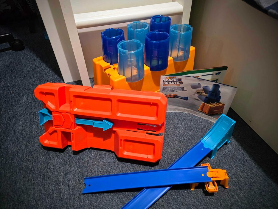 Hot Wheels Barrel Box количка и писта с изтрелвачка