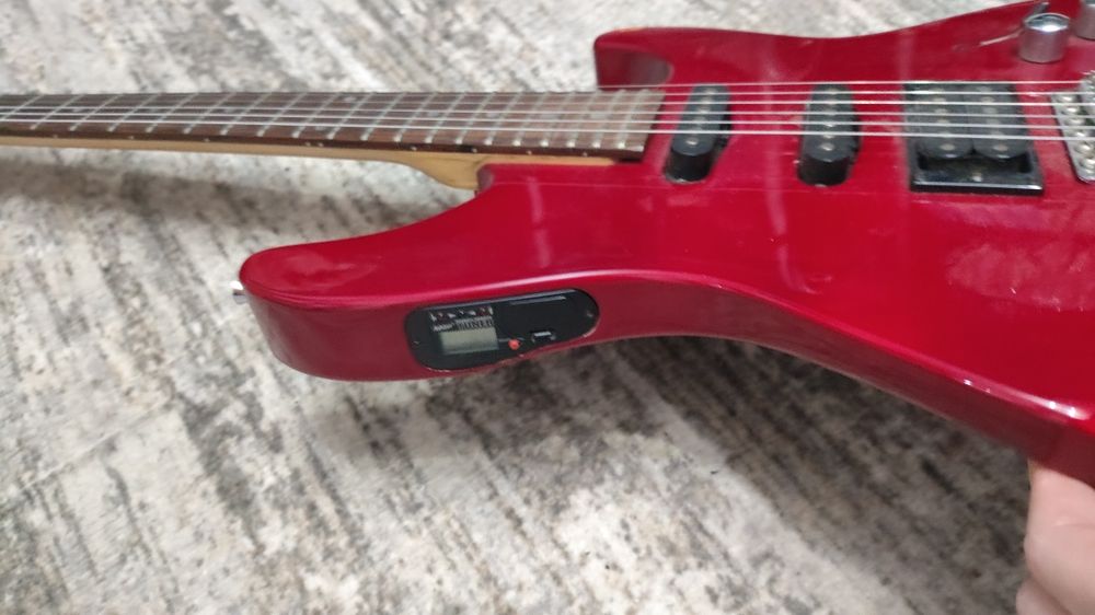 Электрогитара Ashton со встроенным тюнером