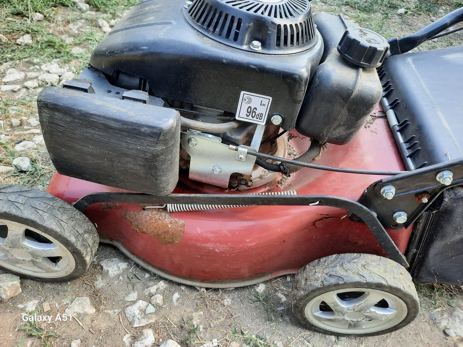 Бензинова косачка за трева.