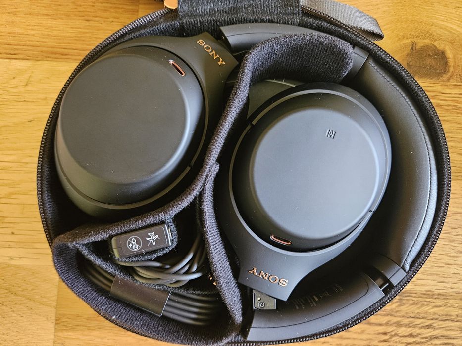Sony WH-1000XM4 безжични слушалки с ANC - пълен комплект, отлично

Състояние
