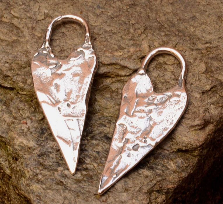 Сребърна висулка 925 издължено сърце – талисман за любов.