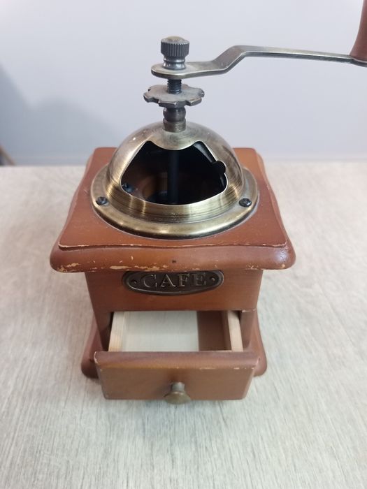 Винтидж Ръчна Кафемелачка - Автентичен Аромат и Стил