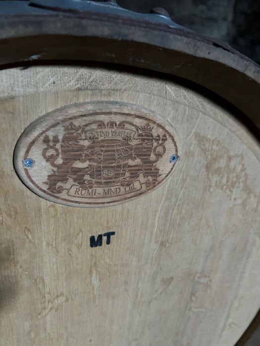 Продавам фирмено дъбово буре, 228л.  1 път пълнено. Бидони. Бутилки.