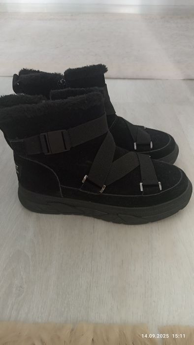 Кроссовки женские