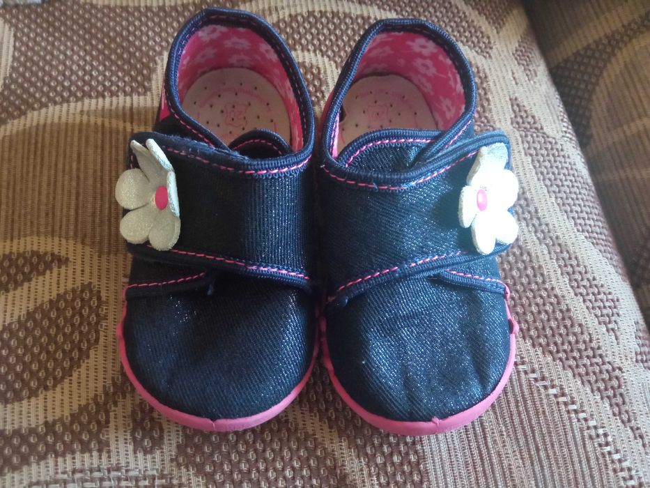 Затворени пантофи за ясла