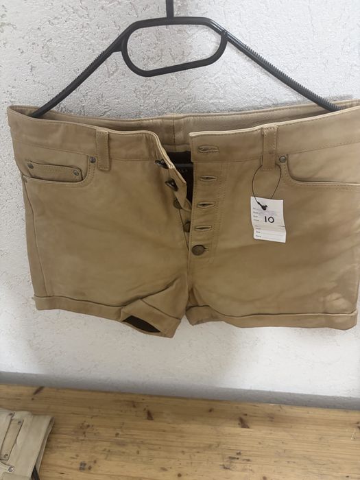 Pantaloni din piele, pentru femei!