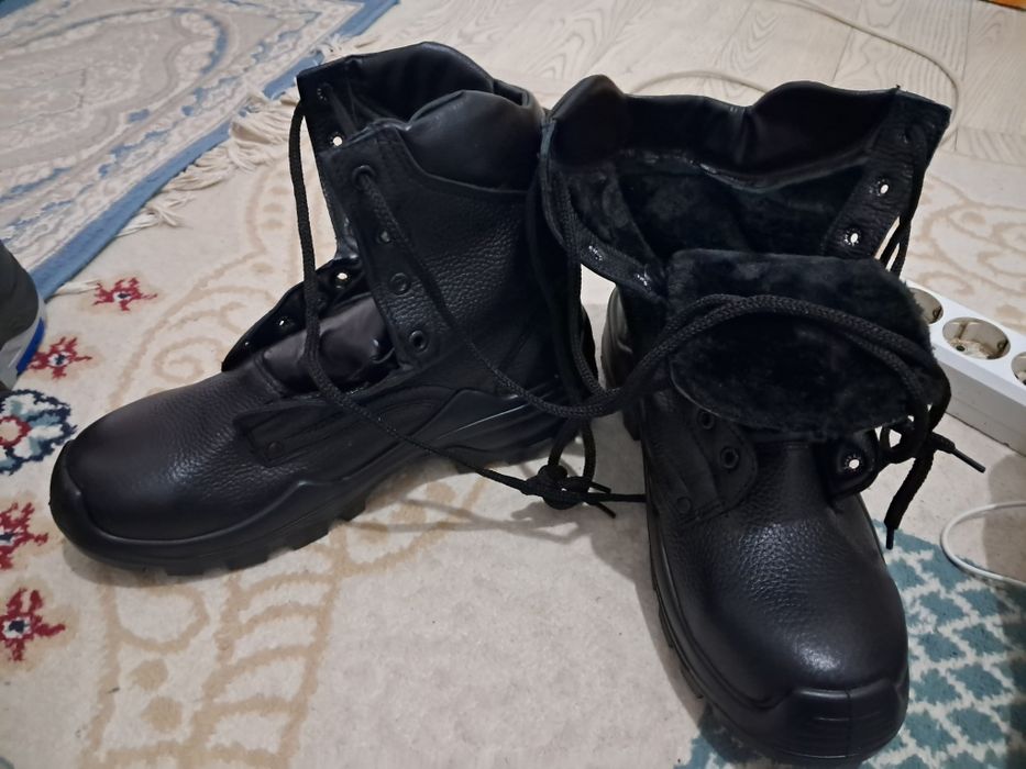 Спец ботинки 43-44,2демисезонные,1зимний.