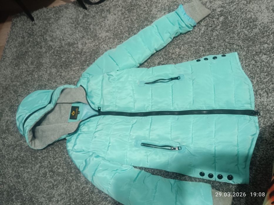 Продам куртки весенние на девочек