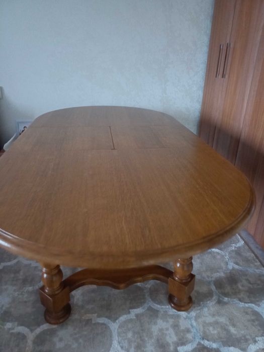 Стол дубовый для гостиной