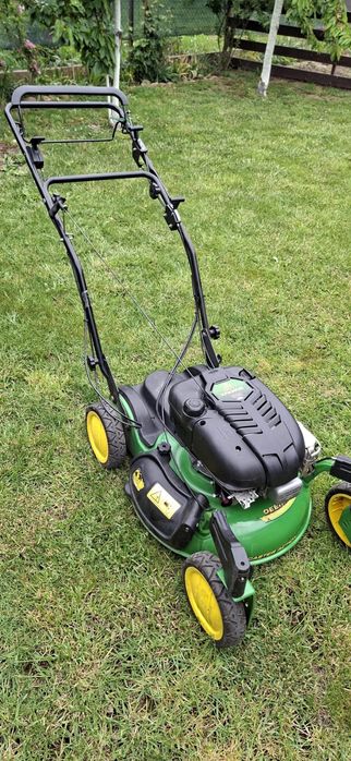 Mașină de tuns gazon John Deere model JS63 cu tractiune