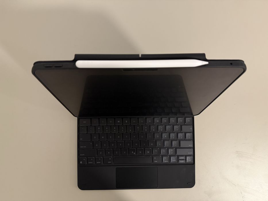 ESR Ipad Pro 13” tastatura magnetica rebound layout US