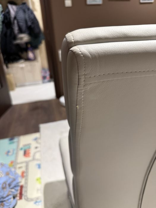 Два броя трапезни столове