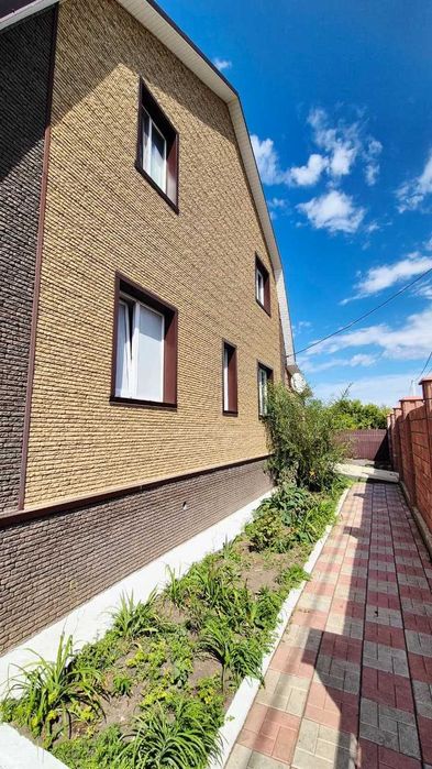 Продам просторный коттедж в с. Tепличном