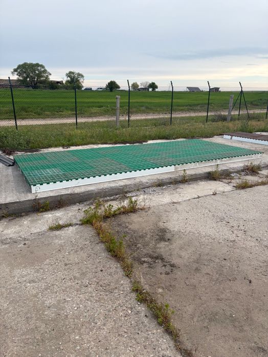 Vând 300 bucăți plăci PODELE din plastic + inaltatoarele, pt zona fatare purcei