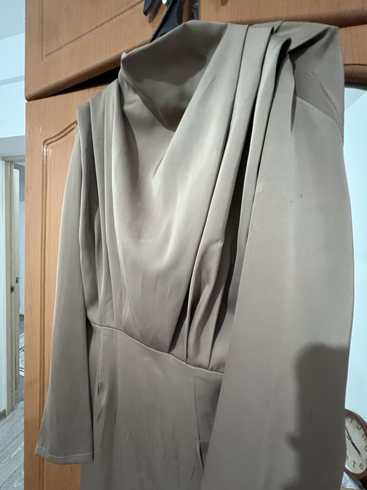 Бежевое платье прямого кроя