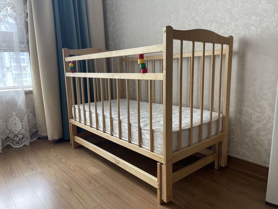 Детский манеж, с качалкой, в отличном состоянии