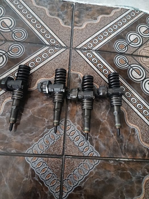 Vând 4 injectoare wv 131 cp