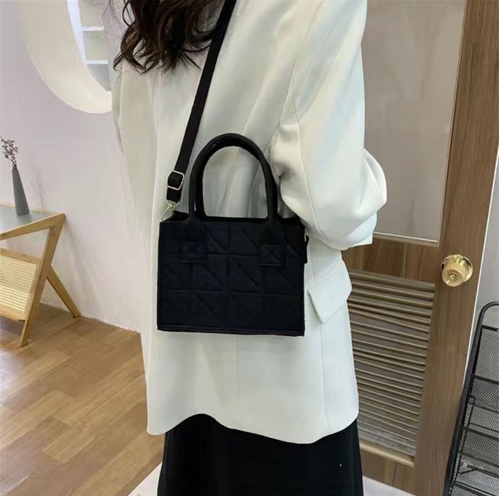 Нежная маленькая сумочка из фетры