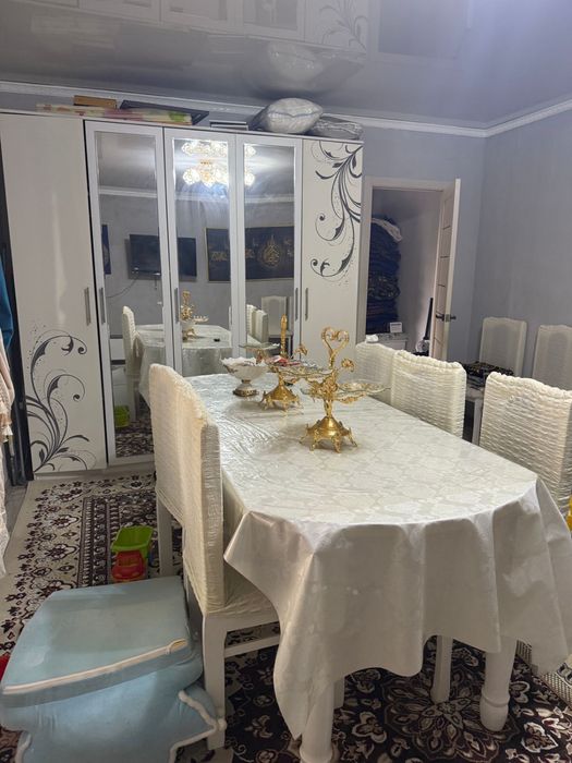 Мебель и стол и стулья