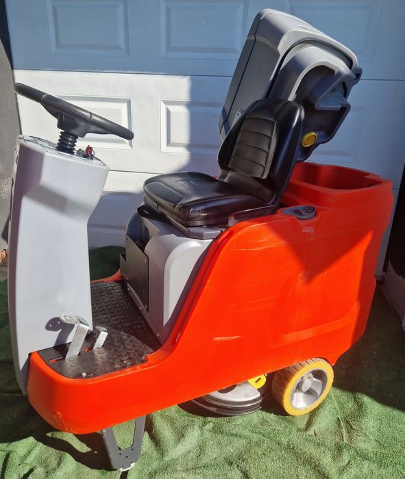 Vindem masina pentru spalat curatat pardoseli Marca Hako B75