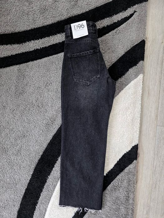 Нови дънки Stradivarius 
с етикет 
Размер 32 / 10-12г
-талия 32