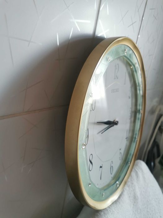 Ceas de perete Seiko,silentios,quartz cu baterie AA1.5V, diametru 32 cm