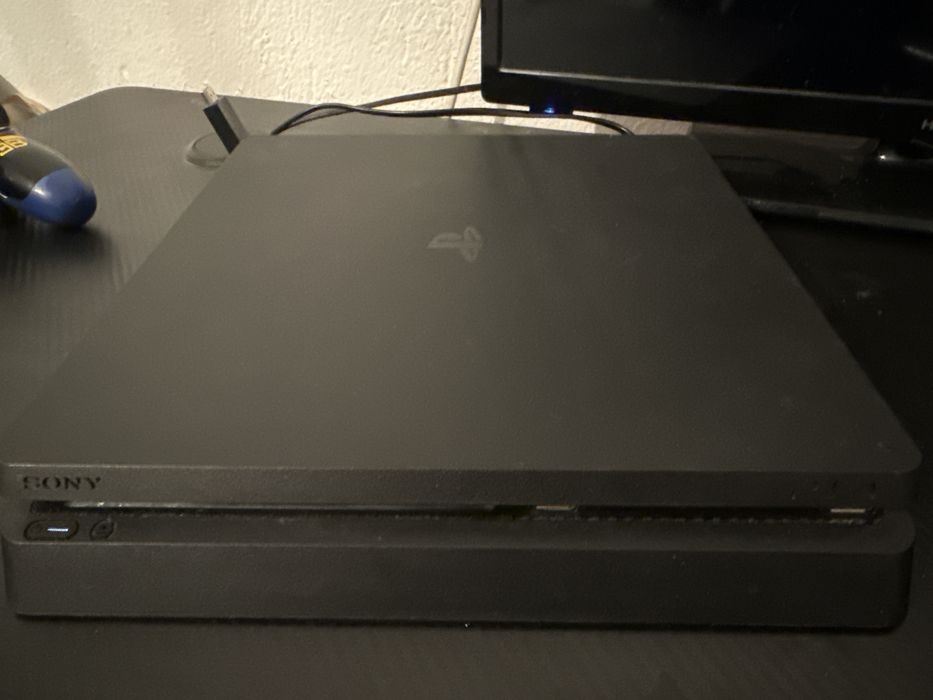 Продавам PlayStation 4 slim 500GB с два джойстика и три игри