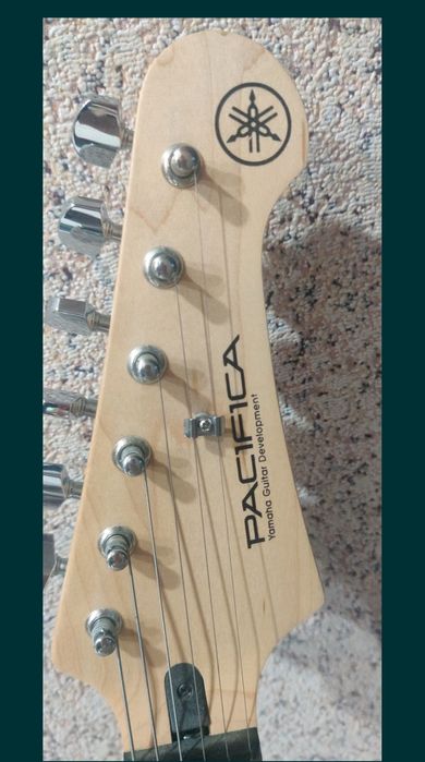 Продам электро гитару Yamaha