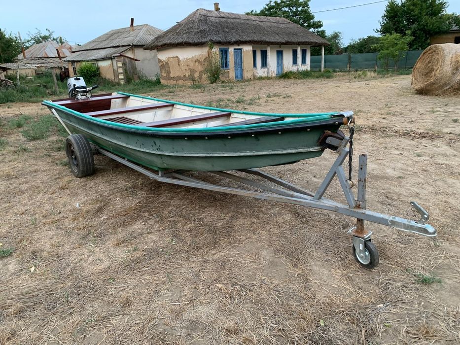 Barcă cu motor și peridoc