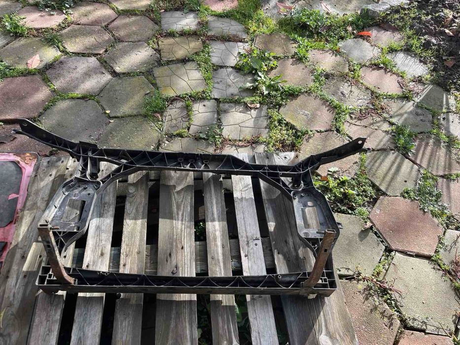 Задна рамка за радиатор на ауди а4 2010