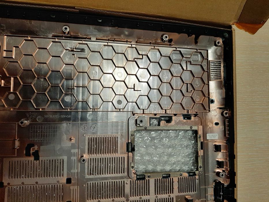 За лаптоп Aspire 7 A715-71/71G/72G N17C4 долен капак (short vent).