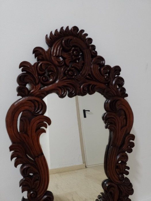 Oglinda antica cu rama din lemn masiv și o sculptură deosebita piesa c