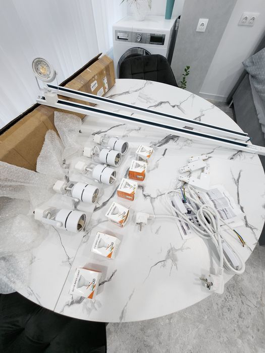 LED Релсово Осветление с Бели Спотове