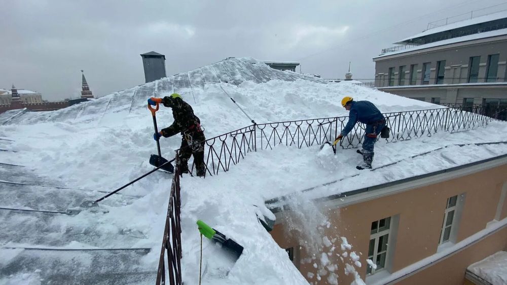 Чистка крыш от снега и наледи