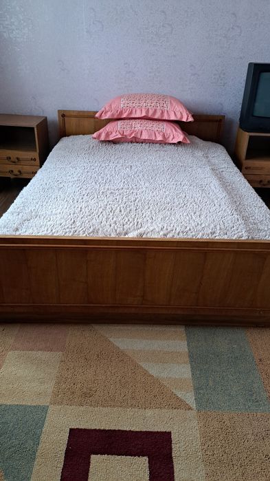 Кровать и 2 тумбочки