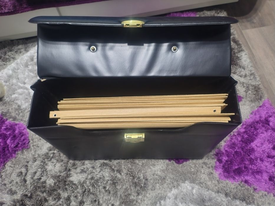 Vând geanta de piele