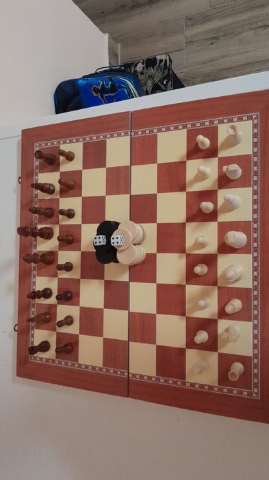 Tablă de șah, toate piesele incluse!