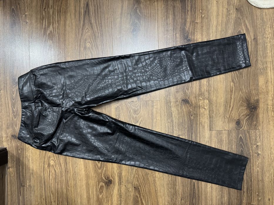 Pantaloni din imitatie de piele cu eticheta