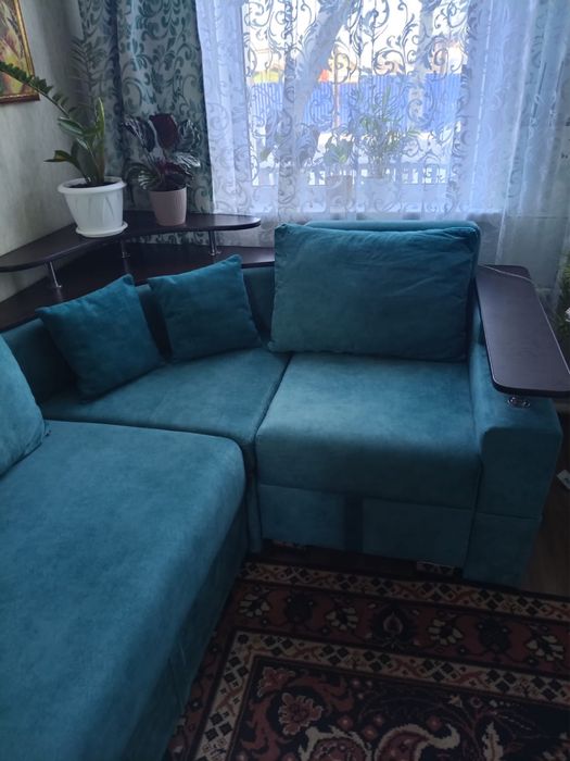 Диван практически новый, велюр