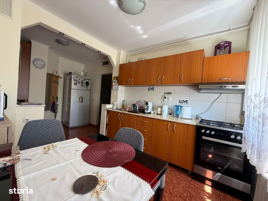 Persoana fizica vand apartament 3 camere str careiului