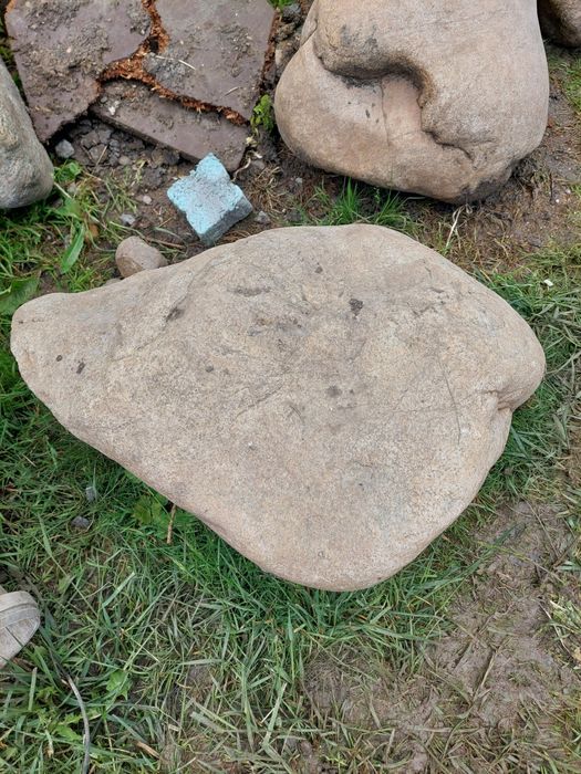 Vand bolovani, pietre de rau.