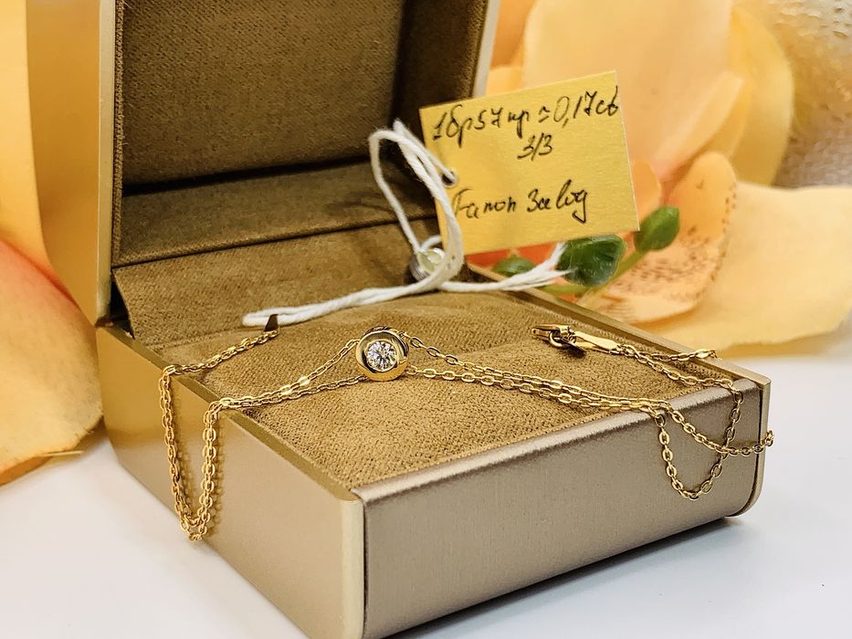 Лаконичный золотой браслет с блистательным бриллиантом