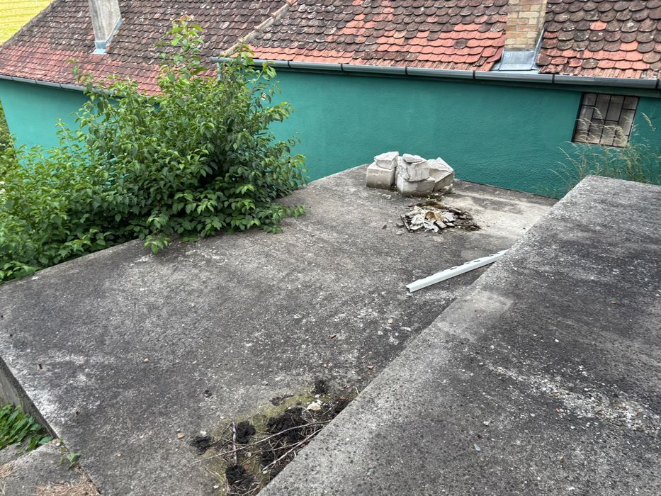 Vand casa la rosu