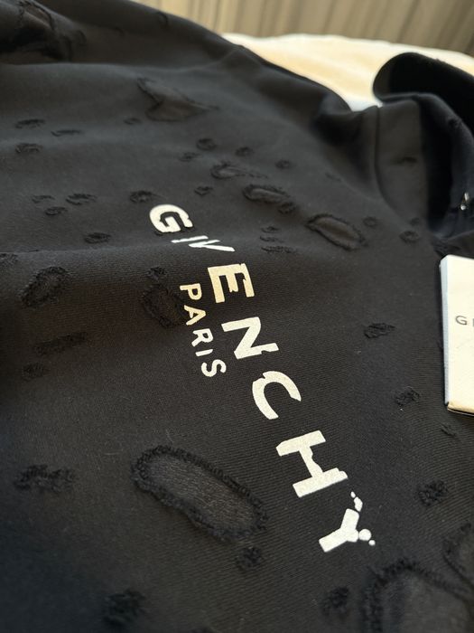 GIVENCHY Paris – черен суичър с качулка (distressed)