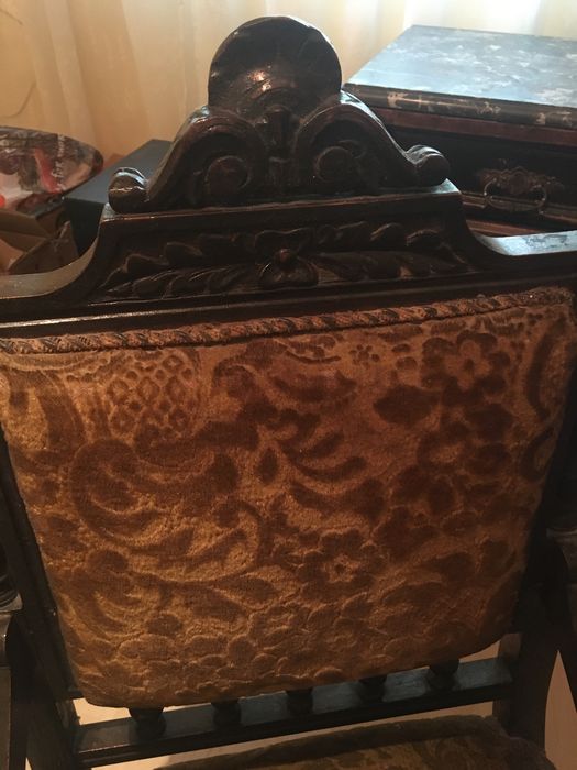 Старинни мебели от дърво