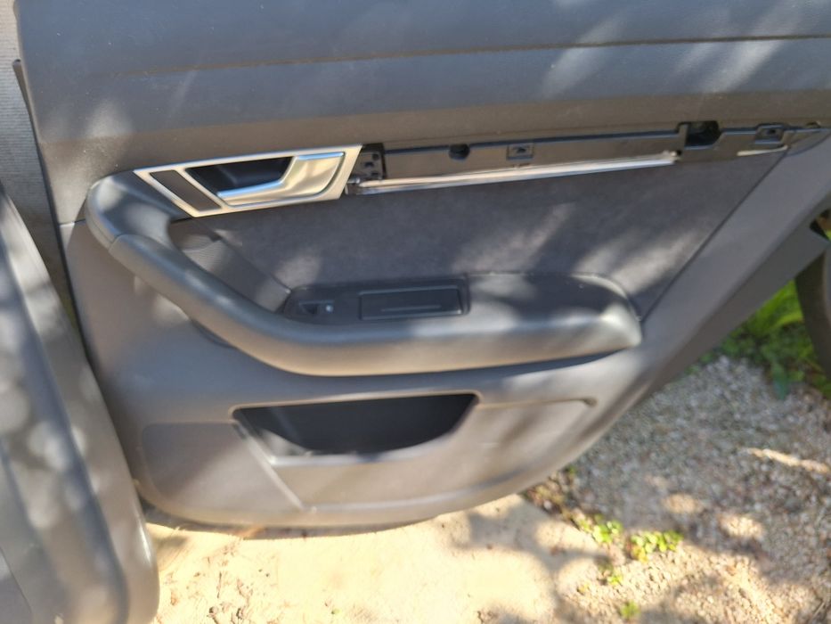 Fete usi Audi A6 C6 cu alcantara și lumini ambientale.