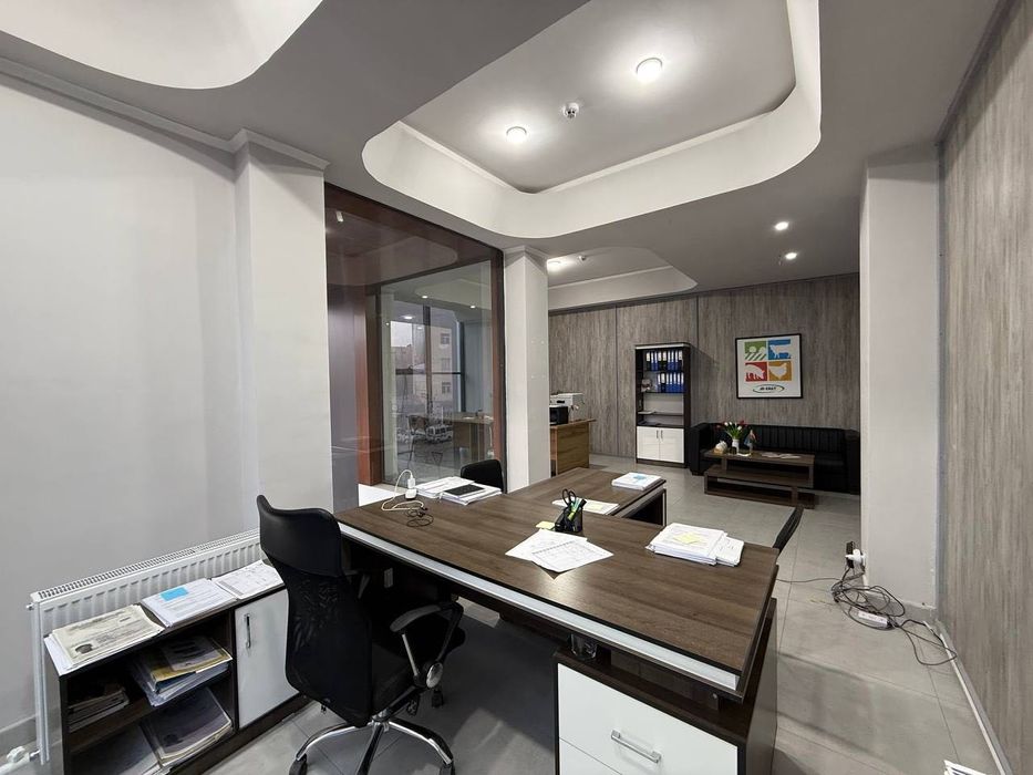 Урганч шахар марказида ОФИС учун мўлжаллаган жойлар ижарага берилади.