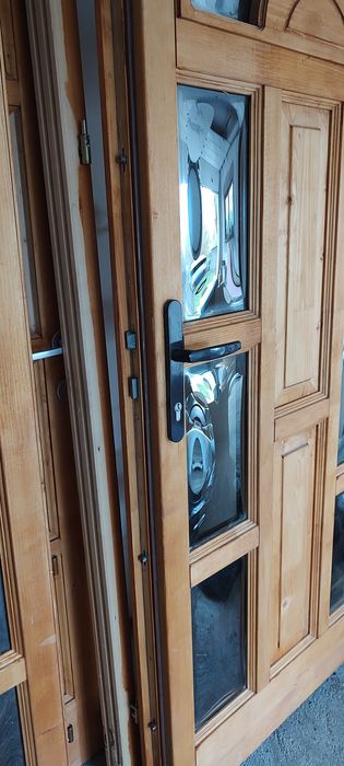 Usa din lemn de nuc cu sticla bombata , deschidere dreapta,138x208