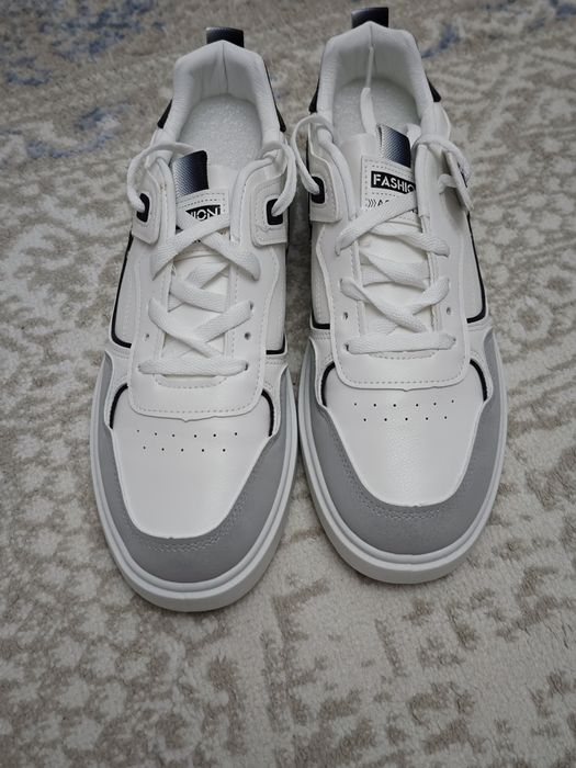 Кроссовки белые 2 штуки.